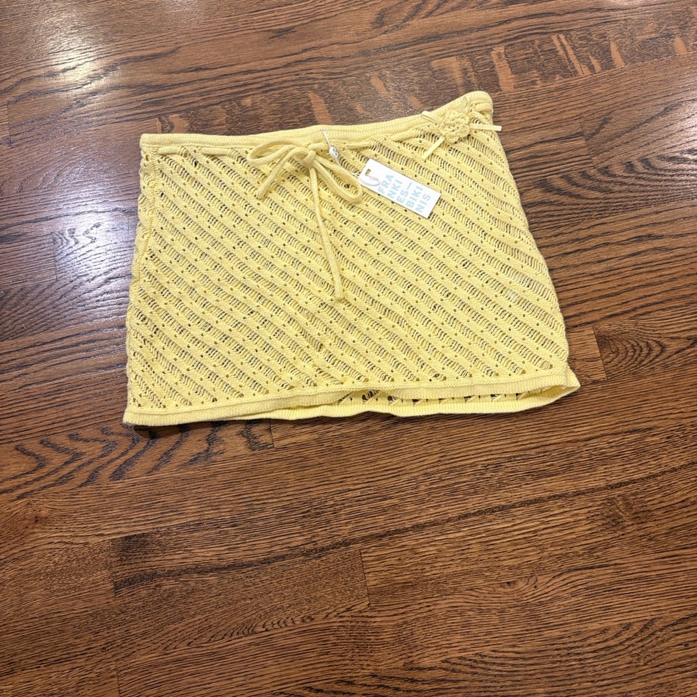 Frankie’s Bikinis NWT Daffodil Yellow Crochet Beach Mini Skirt, M - Picture 3 of 3